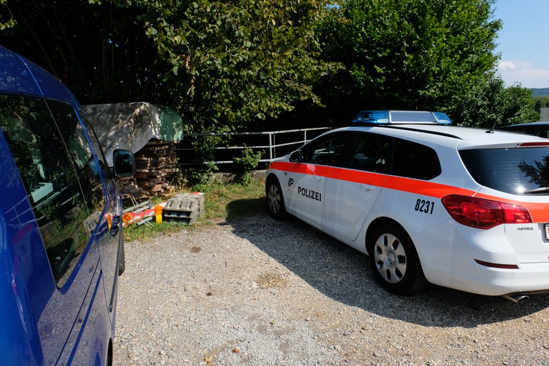 Die Kantonspolizei – der nächste Posten befindet sich in Unterengstringen – kennt den Länggenbach mittlerweile. Hier das parkierte Polizeiauto während des Polizeieinsatzes am 20. Juli beim Länggenbach-Kiesfänger nahe des Schulhauses Schlüechti in Weiningen.