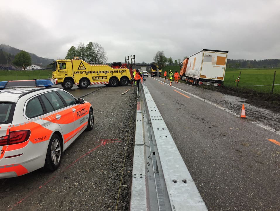 St. Margrethen (SG), 26. April Am Mittwochmorgen ist ein Sattelschlepper auf der Autobahn A1 in Fahrtrichtung St.Gallen von der Strasse abgekommen. Es entstand Sachschaden von rund 10‘000 Franken.
