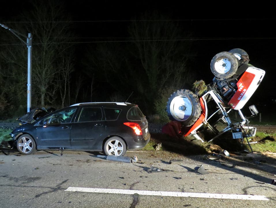 Kölliken (AG), 8. November Nach einer Auffahrkollision zwischen einem Peugeot und einem Traktor in Kölliken mussten beide Fahrer zur Kontrolle ins Spital. Am Auto entstand Totalschaden, auch der Traktor wurde stark beschädigt.