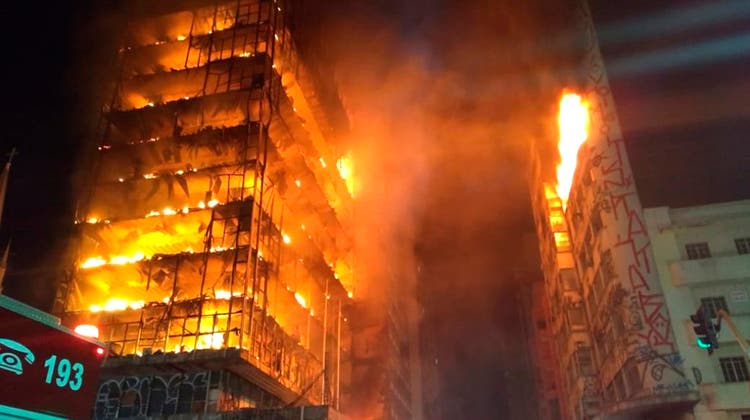 Flammeninferno in São Paulo: Hochhaus stürzt nach Brand ein