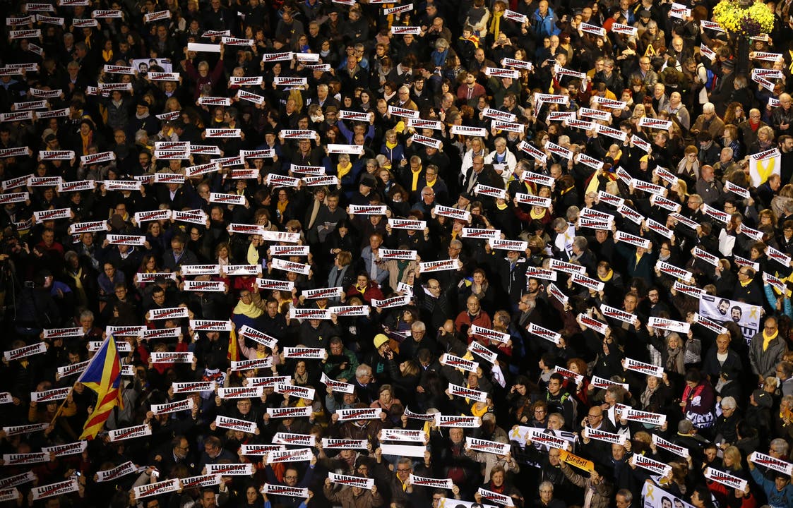 Demo auf den Strassen Barcelonas: Katalanen fordern die Freilassung der eingesperrten Politiker.