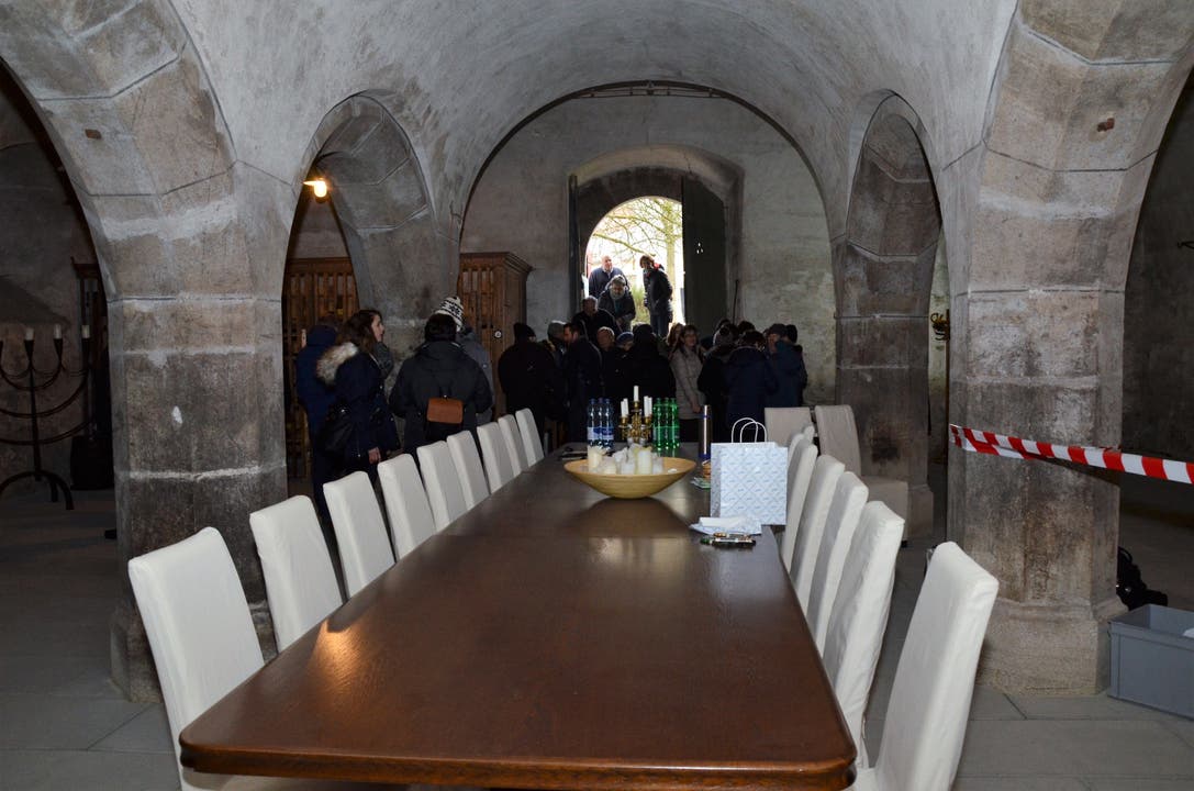 Führung durch Muri-Amthof in Bremgarten Im Zehntenkeller wurden die Besicher empfangen und erhielten sie von Vertretern der Denkmalpflege erste Informationen zum Amthof.