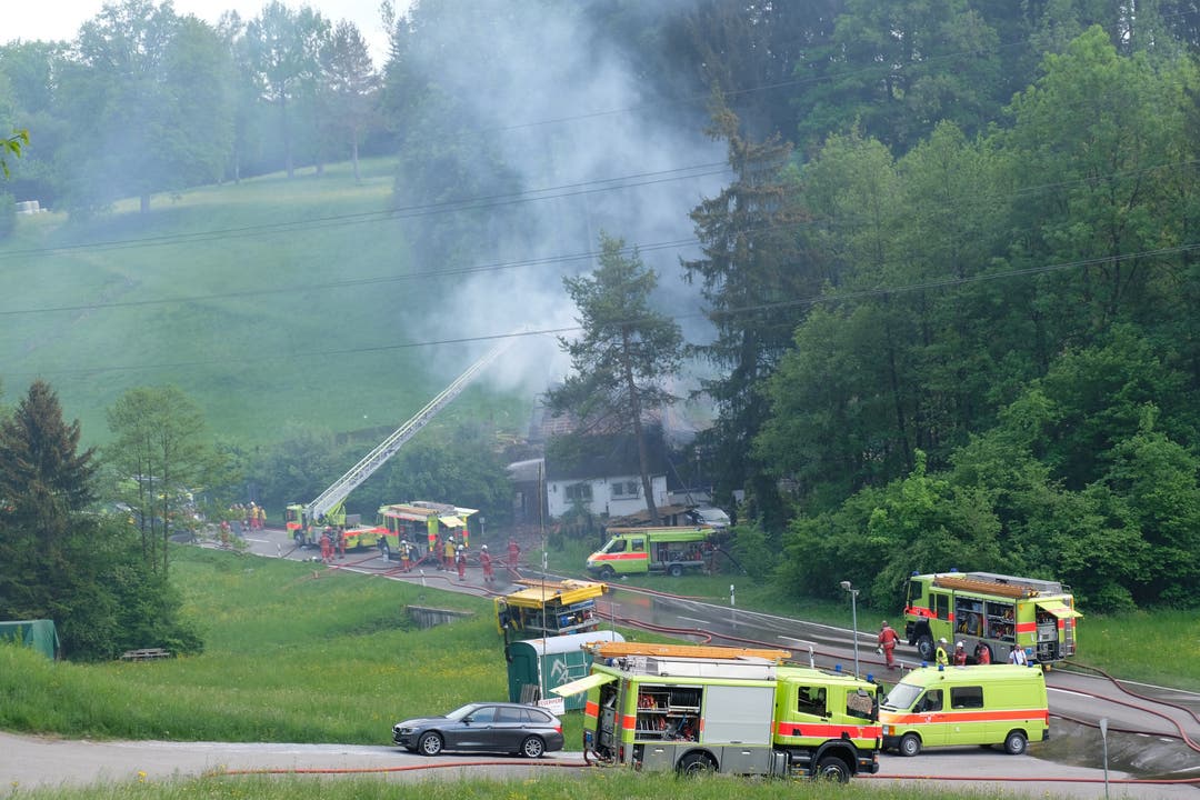 Beim Eintreffen der Feuerwehr stand das Haus bereits im Vollbrand. Einfamilienhaus brennt an der Luzernerstrasse in Birmensdorf am 7. Mai 2018