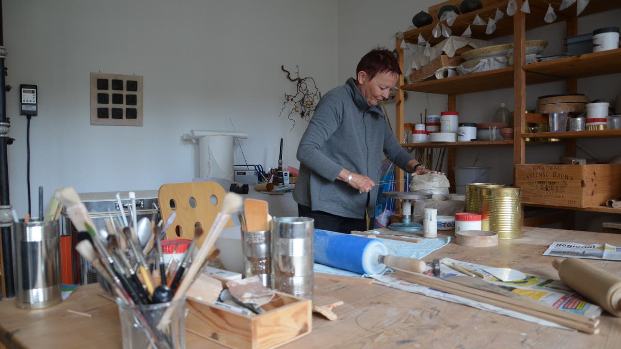 Hier ist das Reich von Ursula Ingold (65). Sie stellt aus Ton Keramik-Waren her. Vögel, Vasen und Töpfe sind Produkte, die von den Kunden besonders geschätzt werden.