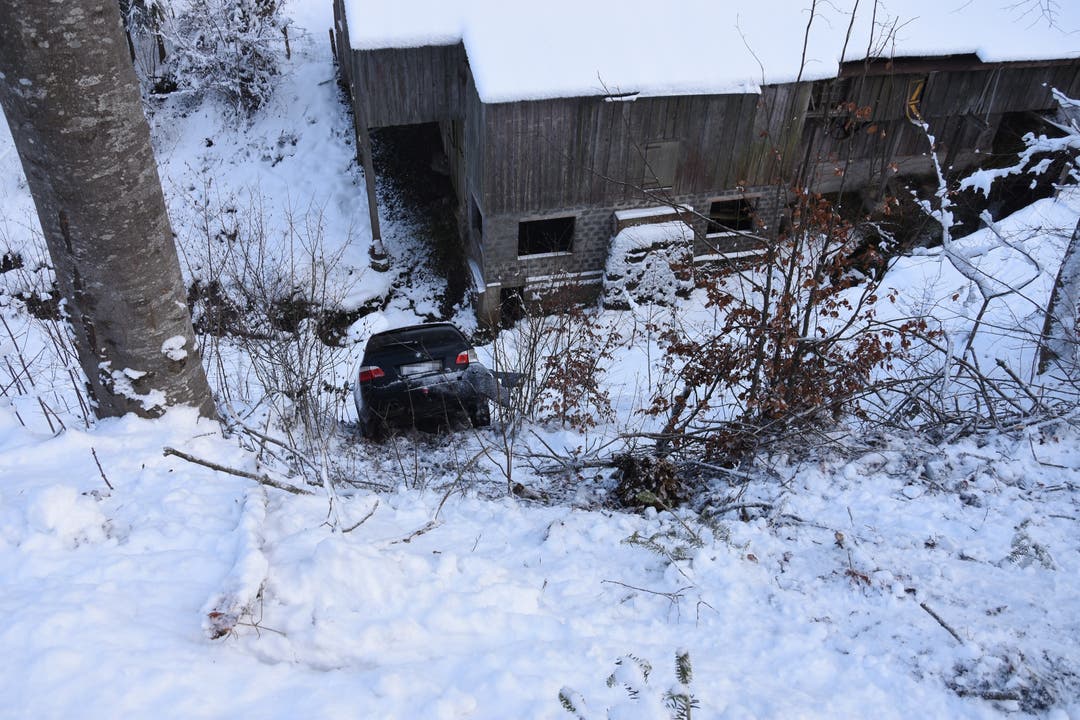 Degersheim (SG), 9. Dezember (1) Grosses Glück hatte der Lenker dieses Autos: Er rutschte eine steile Böschung hinab ...