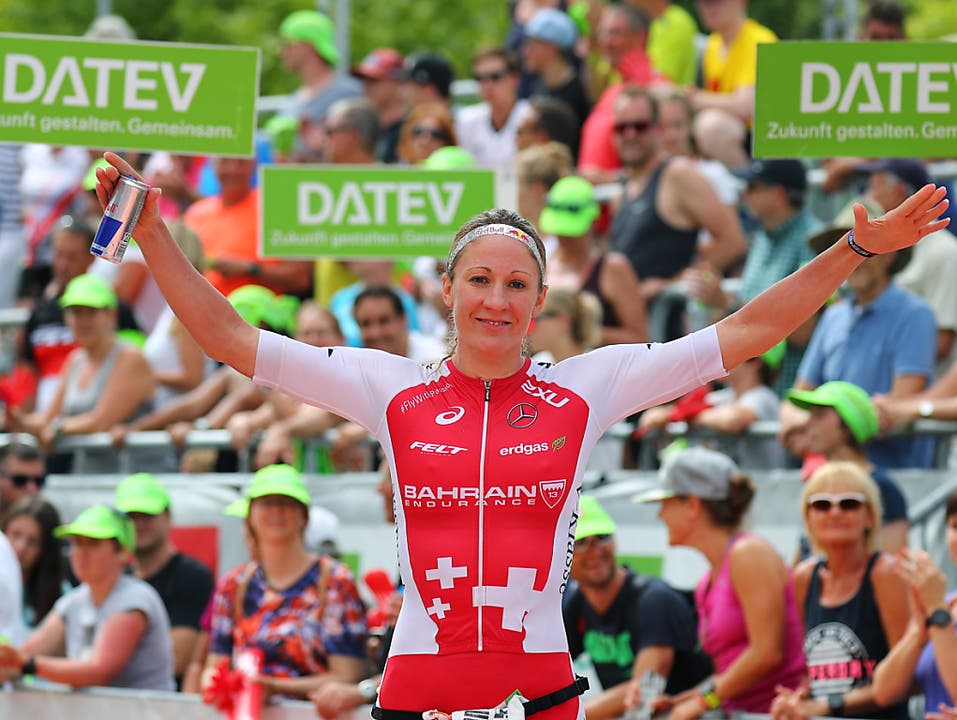 Im Juni 2017 ist alles ok: Die Langdistanz-Triathletin gewinnt zum zweiten Mal in ihrer Karriere nach 2016 den Ironman im deutschen Roth.