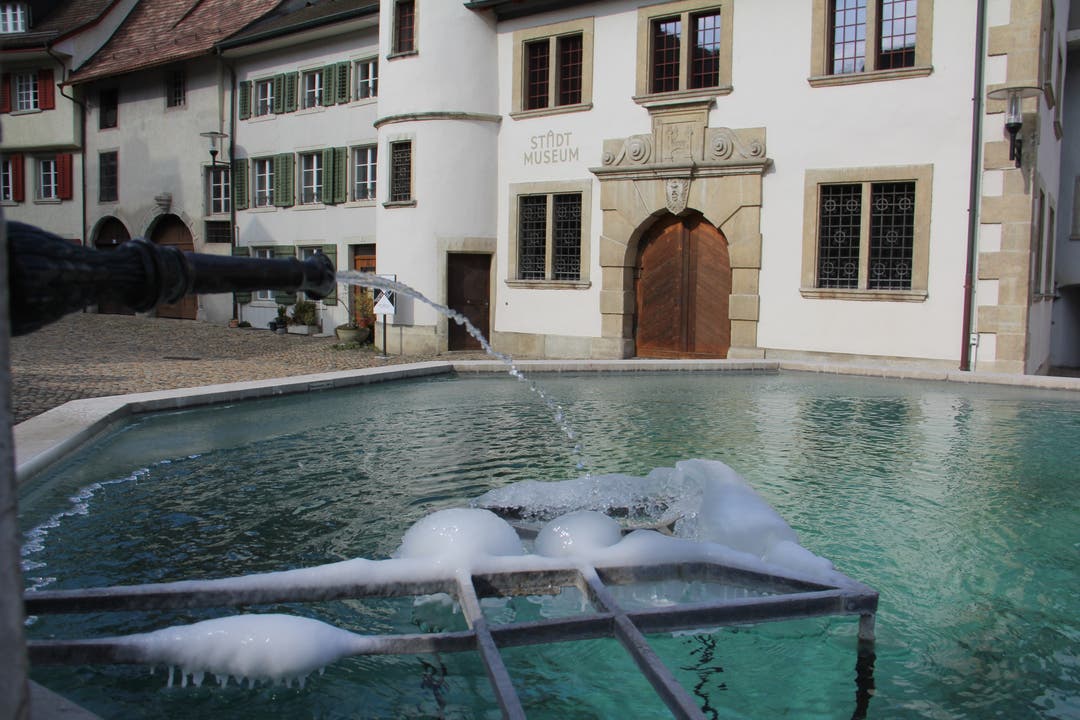 Kälte in der Hofstatt: Beim Hofstatt-Brunnen in Brugg gefriert das Wasser.