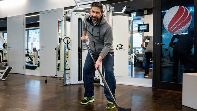 Fabio Rampa ist Physiotherapeut der Schweizer Eishockey-Nati. In der Schulthess Klinik macht er auch Spieler der Kloten Flyers wieder fit.
