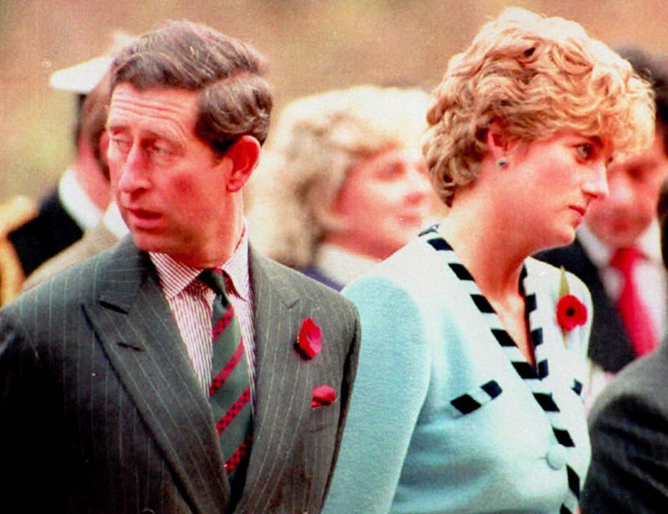 1992 Die Ehe der beiden ist endgültig am Tiefpunkt angelangt. Drei einhalb Jahre später gab der Buckingham Palace die Scheidung von Diana und Charles bekannt.