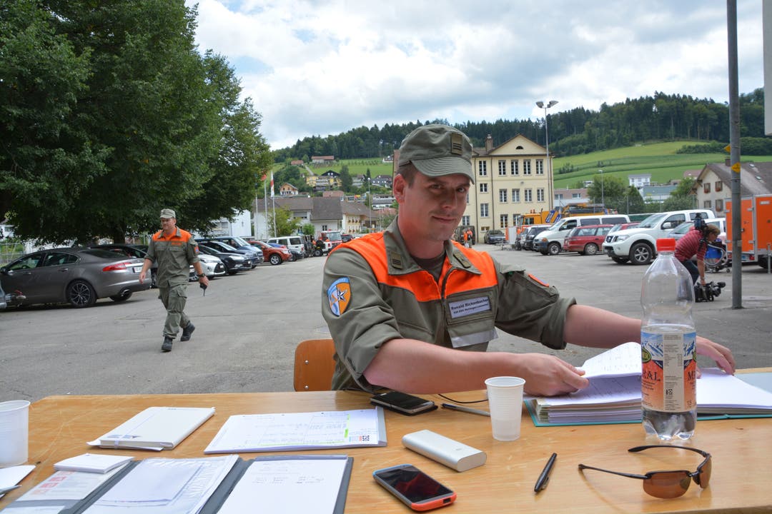 Kommandant Ronald Rickenbacher ist mit 25 Zivilschützern aus Wettingen-Limmattal vor Ort.