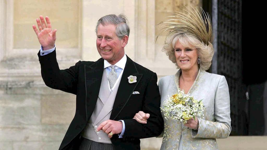 09. April 2005 Prinz Charles heiratet seine Geliebte und langjährige Partnerin Camilla Parker Bowles, die ab sofort Herzogin von Cornwall genannt wird. Vom königlichen Hof wurde sie nie so akzeptiert, wie damals Prinzessin Diana.