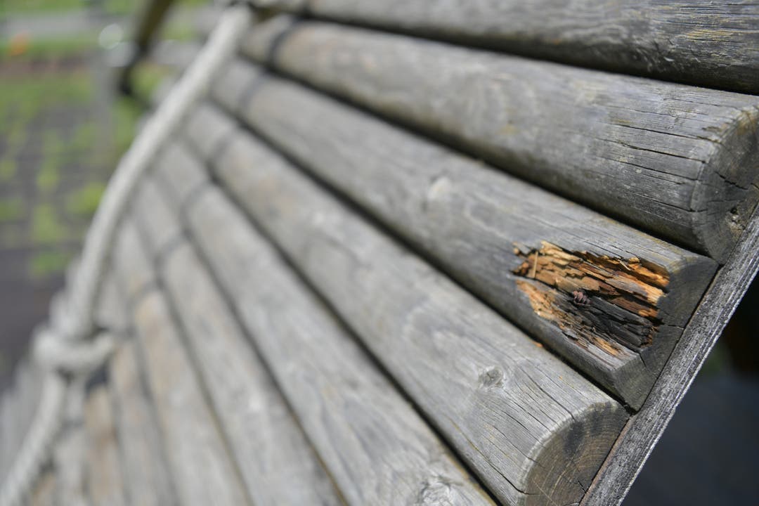 Schmelzi Spielplatz Grenchen Abgesplittertes Holz bei einem Klettergerüst.