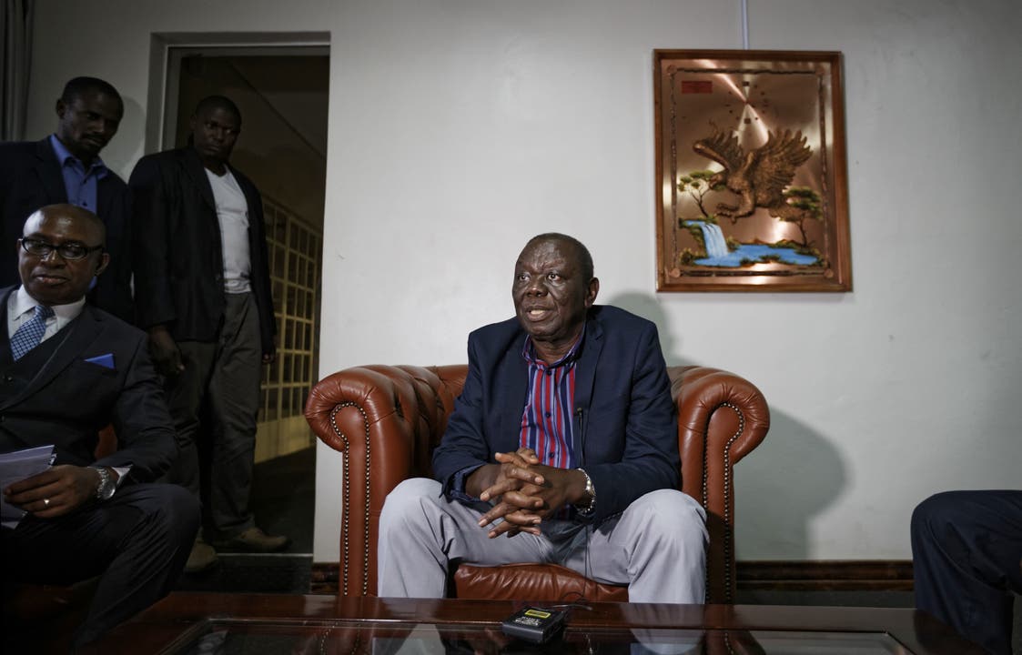 Morgan Tsvangirai, Anführer der Opposition, spricht am Tag nach dem Putsch mit der Nachrichtenagentur Associated Press (AP). Er sagte, Mugabe müsse zurücktreten, und forderte Neuwahlen.
