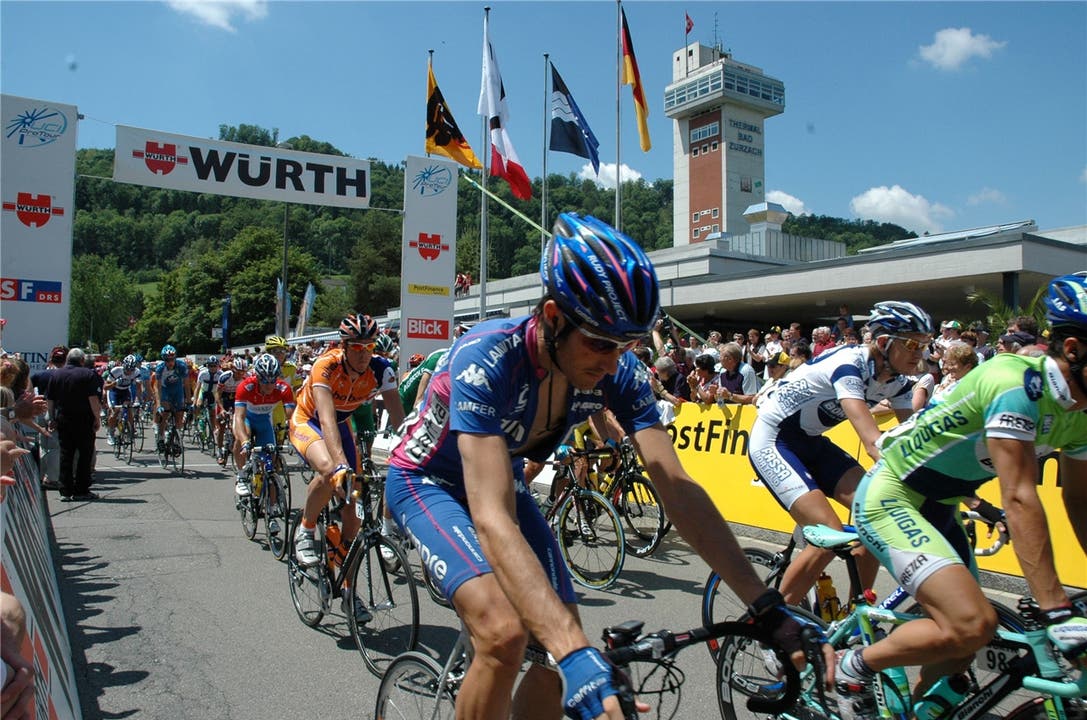 Auch die Tour de Suisse gastierte mehrfach in Bad Zurzach – hier 2005: Beim Thermalbad nahmen die Radprofis den Weg nach Altdorf in Angriff.