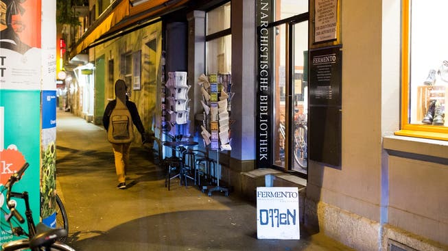 Die anarchistische Bibliothek Fermento in Zürich: Hier wird zu Gewalt aufgerufen.