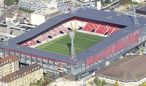 2008: Volk sagt Ja Der Souverän der Stadt Aarau stimmt deutlich für einen Betrag von 17 Millionen Franken für ein neues FCA-Stadion im Torfeld Süd. Bauherrin ist die private HRS AG. Vorbild für das Stadion soll die Neuenburger "Maladière" sein (Bild). Insgesamt kostet das Stadion 36 Millionen Franken.