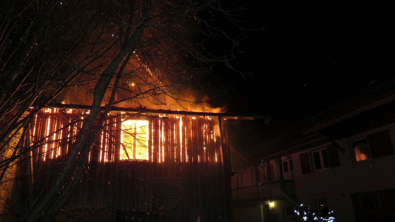 Das Feuer griff auf den Dachstock eines Hauses über. Zwei Bewohner konnten sich retten.