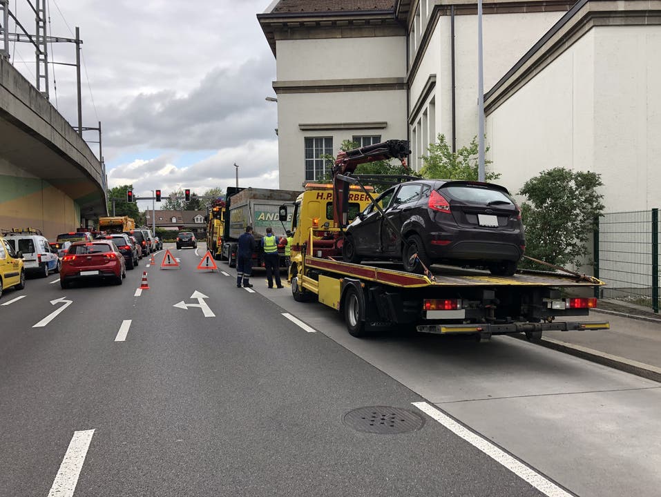 Basel (BS), 26. April Ein Sattelmotorwagen kollidierte am Donnerstagmorgen kurz vor 7.30 Uhr beim Spurwechsel auf der Autobahn A2 im Bereich Breiteüberdeckung mit einem Personenwagen. Die Verkehrspolizei musste Teile der Birsstrasse für rund drei Stunden sperren.