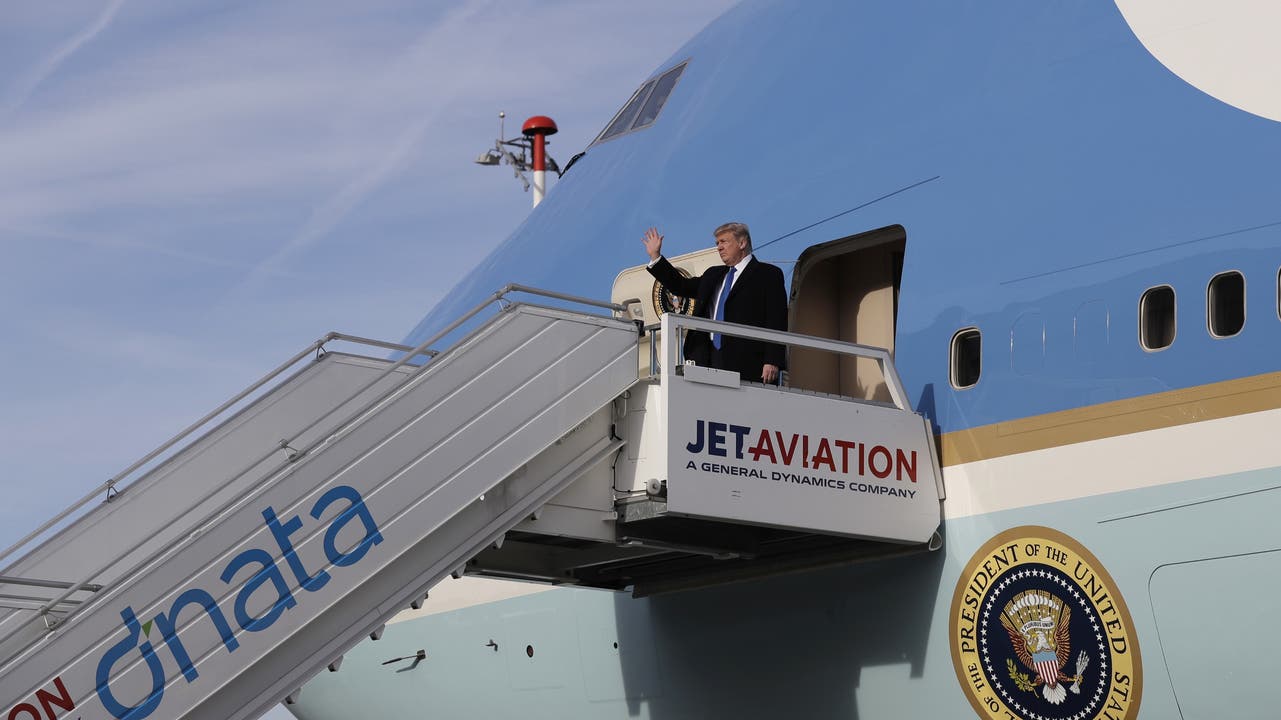 Trump winkt aus der Air Force One.