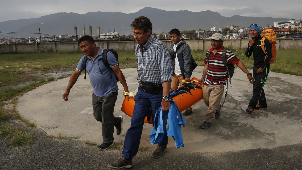 Ueli Steck wird nach seinem Tod nach Kathmandu gebracht