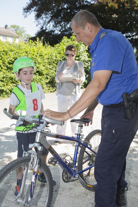 Fahrrad-Check vor der Abfahrt mit Konrad Müller, Dienstchef Verkehrsinstruktion