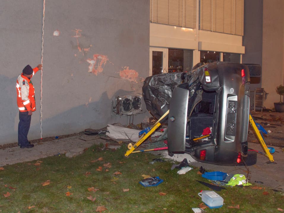 Frauenfeld (TG), 23. November In Frauenfeld hat ein Mann (50) die Kontrolle über seinen Wagen verloren. Das Auto flog mehrere Meter durch die Luft und prallte in ein Haus. Der Mann musste verletzt ins Spital gebracht werden.