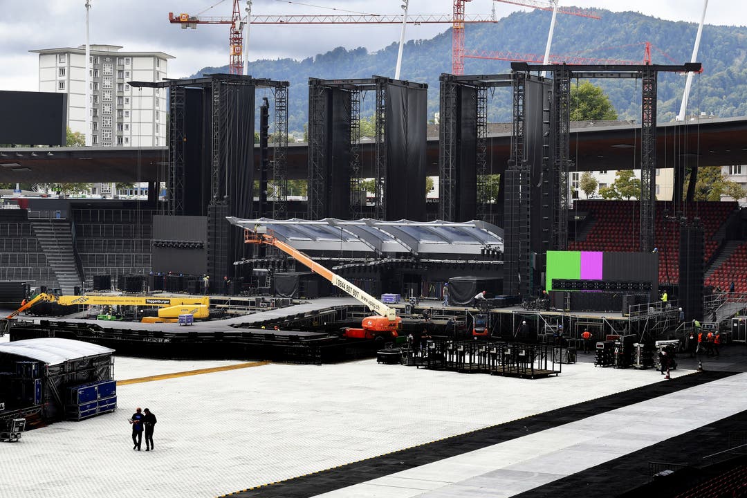 Hier wird die Bühne für die Rolling Stones im Stadion Letzigrund aufgebaut.