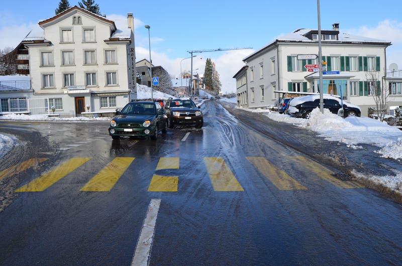 Herisau (AR), 9. Dezember Ein Automobilist lenkte um 10.20 Uhr von Degersheim her sein Fahrzeug auf der Degersheimerstrasse in Richtung Herisau. An der Verzweigung Huebstrasse fuhr er auf ein Fahrzeug auf, welches einem weiteren den Verkehrsteilnehmer den Vortritt gewährte.