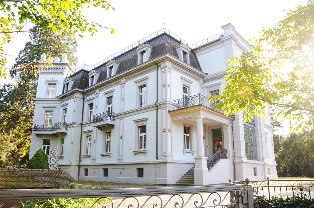 Schloss Zurzach im Oktober 2019: Da wurde bekannt, dass es das Bauunternehmen Birchmeier von der August-Deusser-Stiftung gekauft hat.