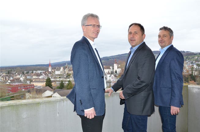 Peter Annen, Peter Thurnherr und Thomas Bopp (von links) posieren auf dem Balkon einer zukünftigen Mietwohnung. ian