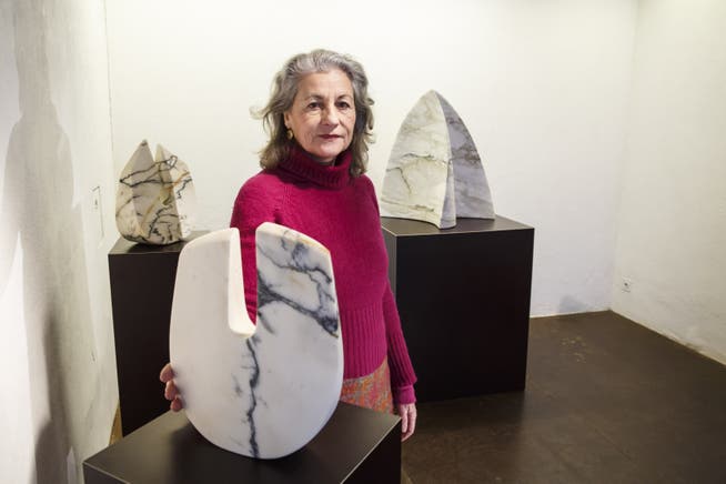 Giulietta Cocco mit ihren Objekten aus Carrara-Marmor.