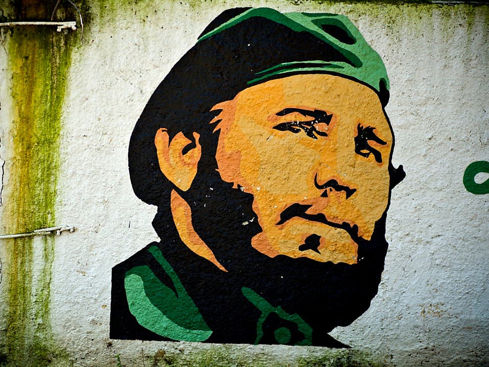 Fidel Castros Porträt auf einer Mauer in Kubas Hauptstadt Havanna