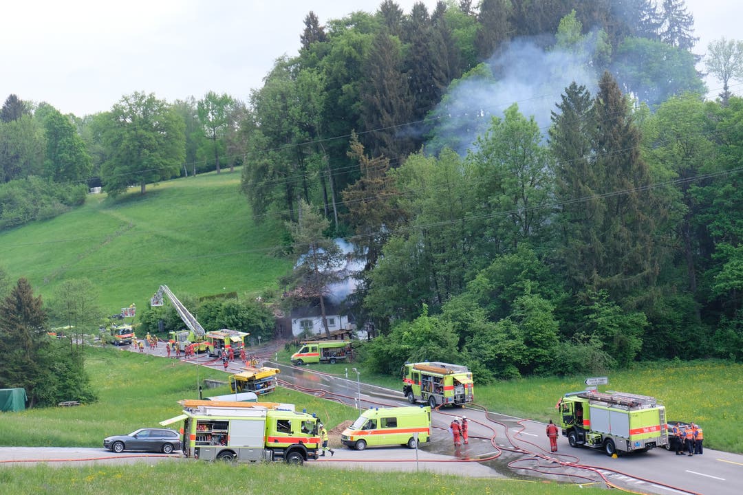 Das Haus brannte bis auf die Grundmauern nieder und ist nicht mehr bewohnbar. Einfamilienhaus brennt an der Luzernerstrasse in Birmensdorf am 7. Mai 2018