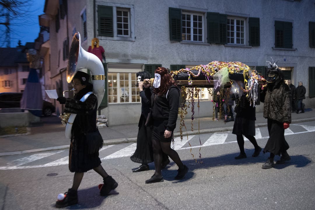 ... wird der kürzlich verstorbene Prinz Karneval auf einer Bahre zur Rheinbrücke getragen.