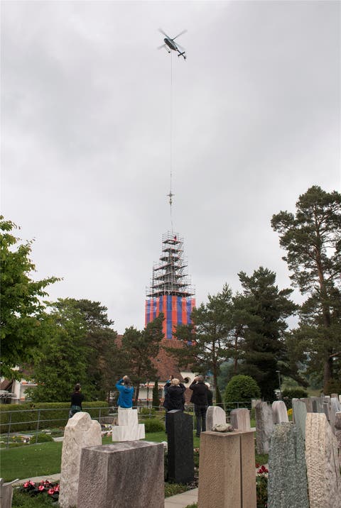 Die Kirchturmspitze der katholischen Kirche von Würenlingen wird abmontiert.