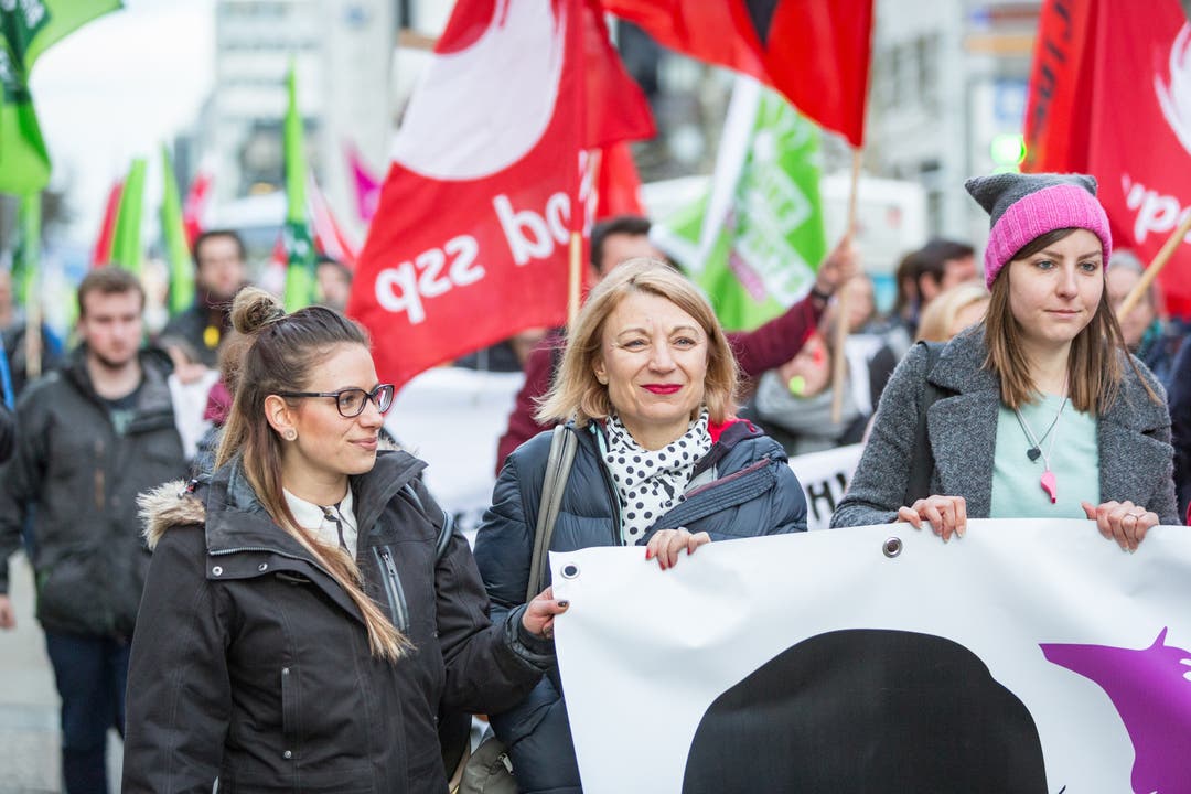 Demonstration für Gleichstellung, Aarau Allen Voran die beiden Aargauer Nationalrätinnen der SP und der Grünen, Yvonne Feri und Irène Kälin.