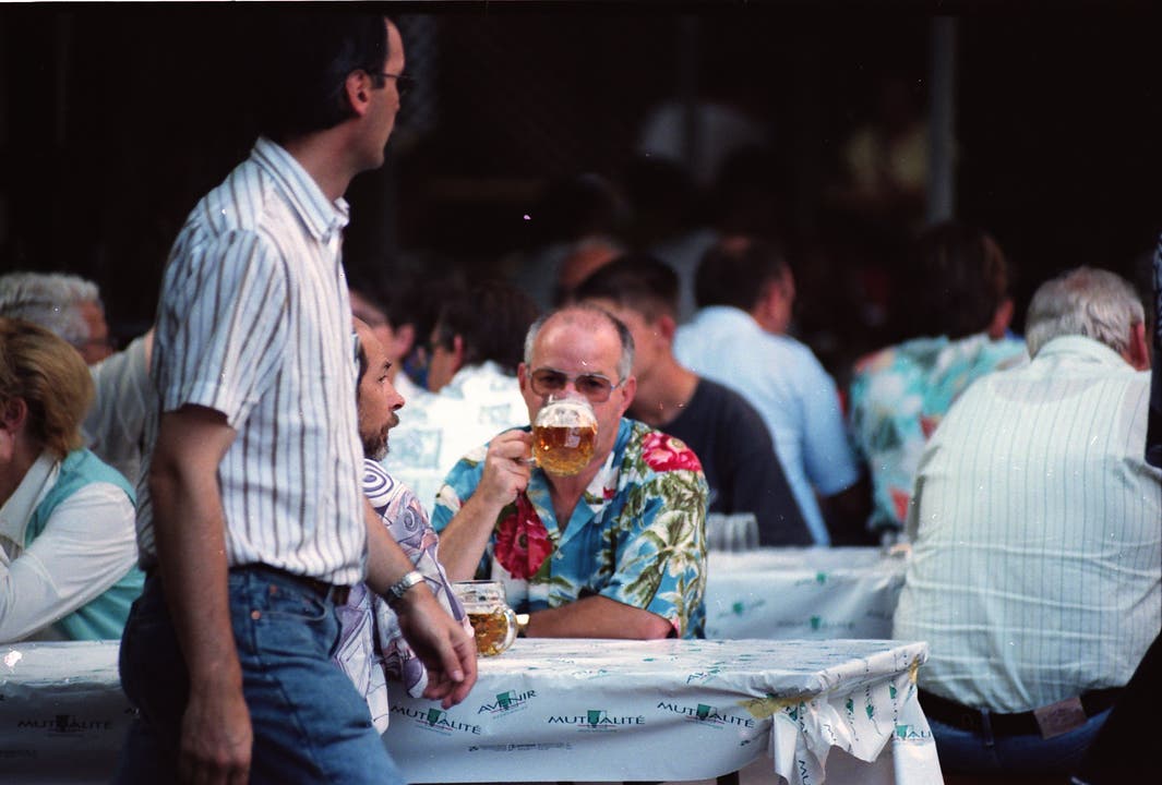 Damals nicht anders als heute: Menschen an der Badenfahrt 1997 am Essen und Trinken.