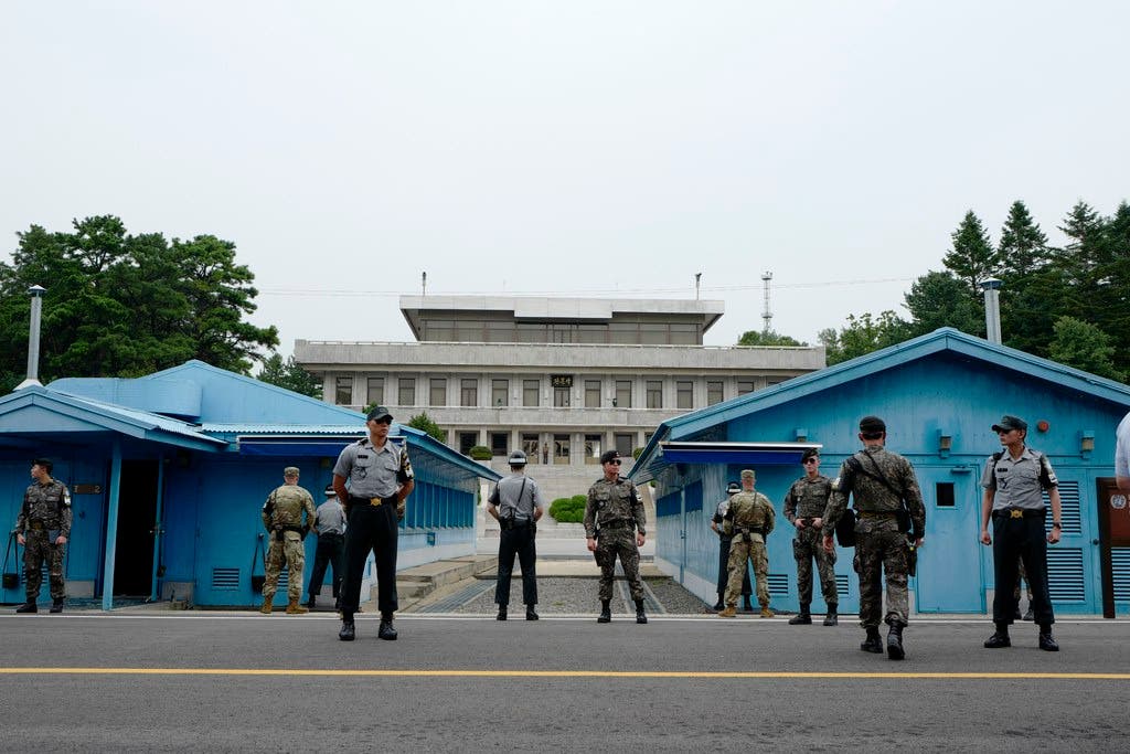 Das "Waffenstillstandsdorf" Panmunjom an der Grenze der beiden Koreas: Die Waffenstillstandslinie führt genau durch die Mitte der blauen Verhandlungsbaracken.