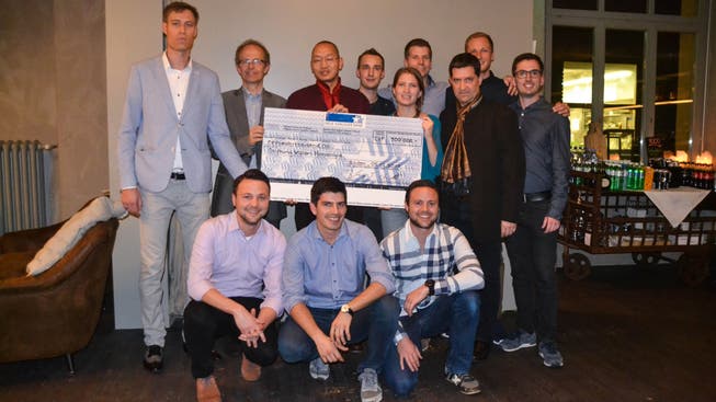 Der Rotaract Club Baden übergibt den Spendencheck über 100 000 Franken an «Vision-Himalaya»-Vertreter, darunter VizePräsident Roman Graemiger (2.v.l.) und Stiftungsratmitglied Loten Dahortsang (3.v.l.).