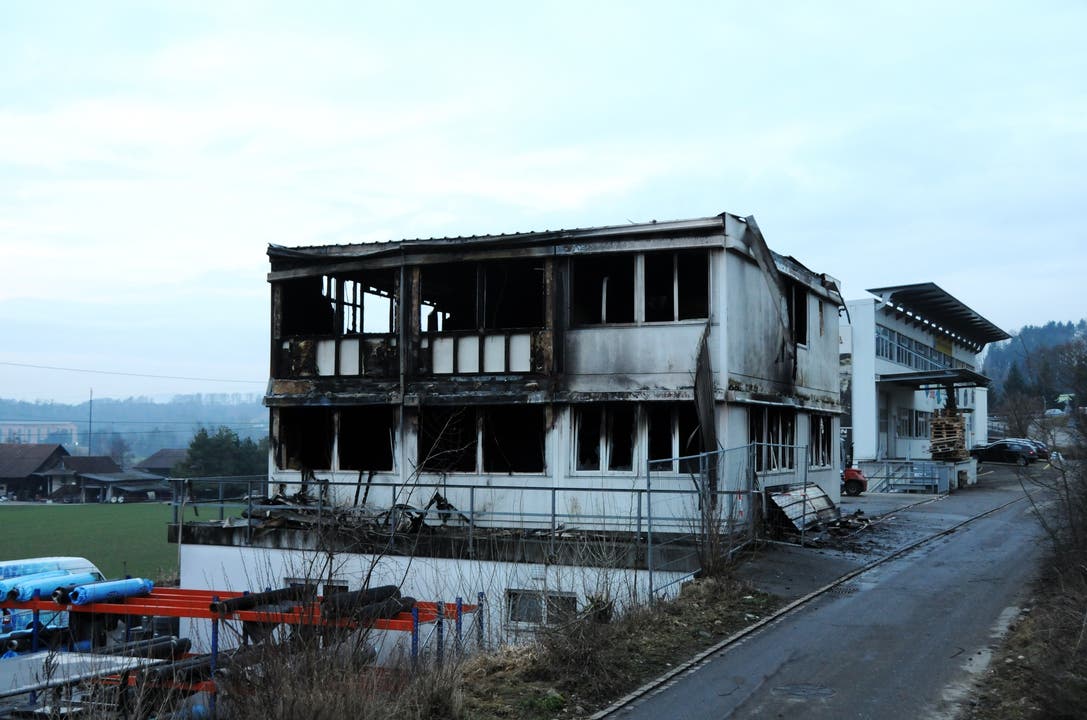  Die beiden Obergeschosse mit Werkstatt und Lager brannten vollständig aus.