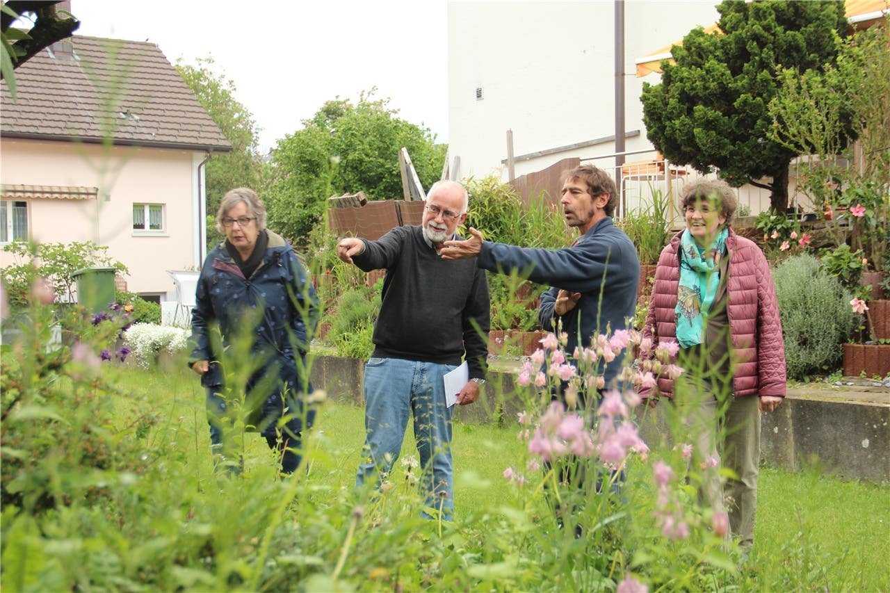 Bildstrecke Gemeinderat lernt bei einem Gärtner «Naturgärten machen