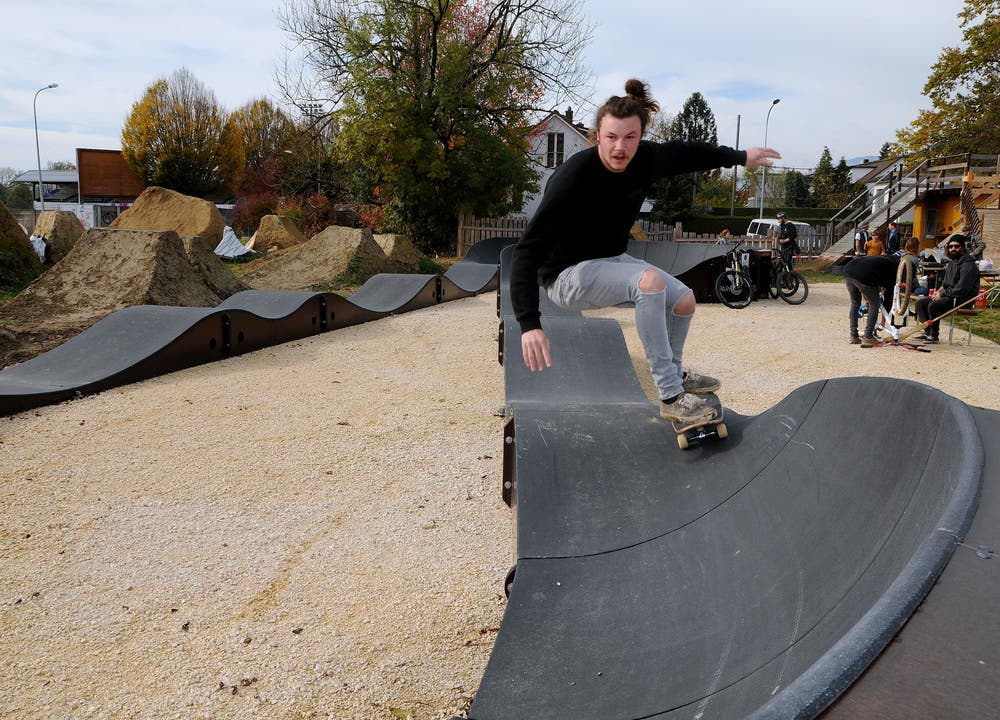 Der neue Solothurner Pumptrack lässt sich auch mit dem Skateboard befahren.