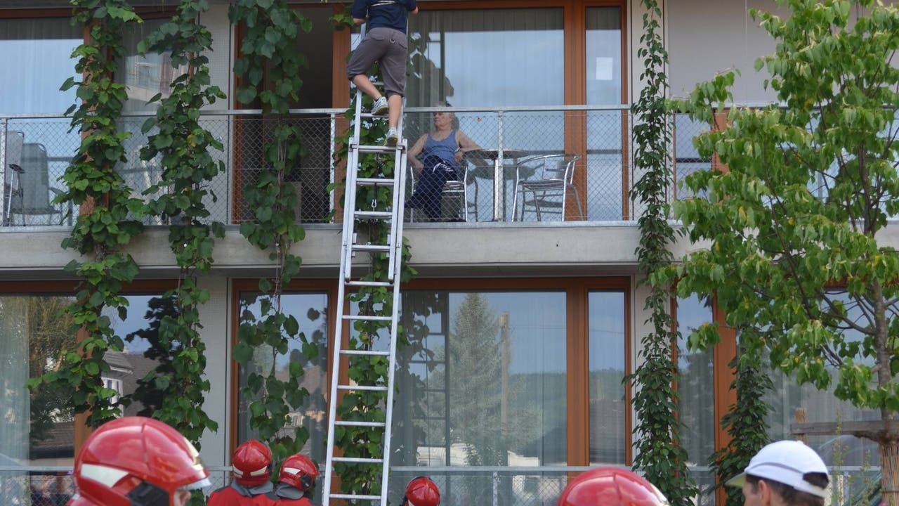 Eine Frau wird via Leiter aus dem 2. Stock geborgen.