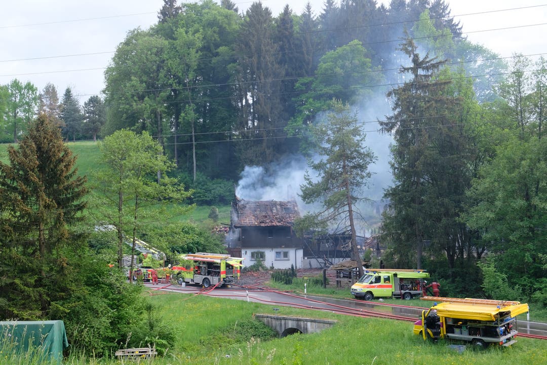 Der Sachschaden dürfte nach jetzigen Erkenntnissen gegen eine Million Franken betragen. Einfamilienhaus brennt an der Luzernerstrasse in Birmensdorf am 7. Mai 2018