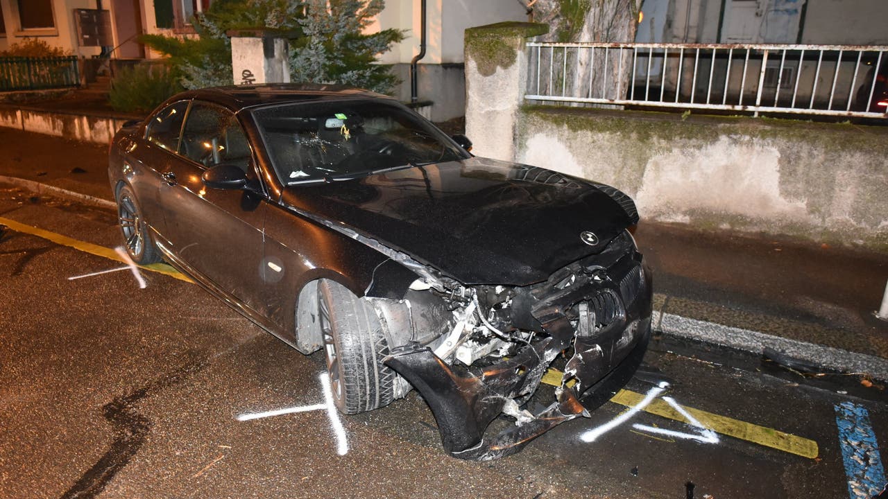 Basel, 16. Dezember Ein Autolenker hat vermutlich wegen übersetzter Geschwindigkeit die Herrschaft über sein Fahrzeug verloren und prallte damit in eine Vorgartenmauer. An dem 305 PS starken Auto entstand Totalschaden.