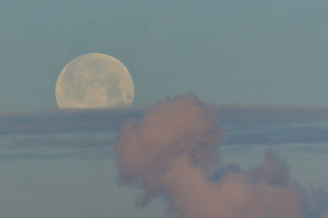 undefined Monduntergang um 5.50 Uhr mit Dampfwolke vom Kühlturm Niedergösgen