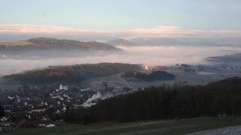 Die Gemeinde Bellikon bei Nebel in den frühen Morgenstunden.