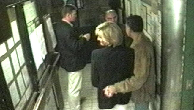 Die letzten Bilder von Diana: Zusammen mit Dodi Al-Fayed (r.), Bodyguard Trevor Rees-Jones (l.) und Fahrer Henri Pau verlässt die Prinzessin das Ritz