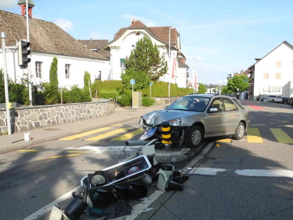 Altendorf (SZ), 22. Juli Eine 24-jährige Autofahrerin ist um acht Uhr auf der Kantonsstrasse eingeschlafen. Sie geriet auf die Verkehrsinsel in der Mitte der Strasse und rammte dabei eine Ampel.