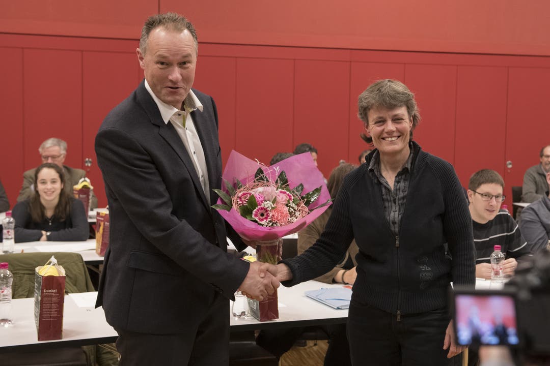 Fraktionspräsident Michael Häusermann beglückwünscht Brigitte Vogel zur Wahl.